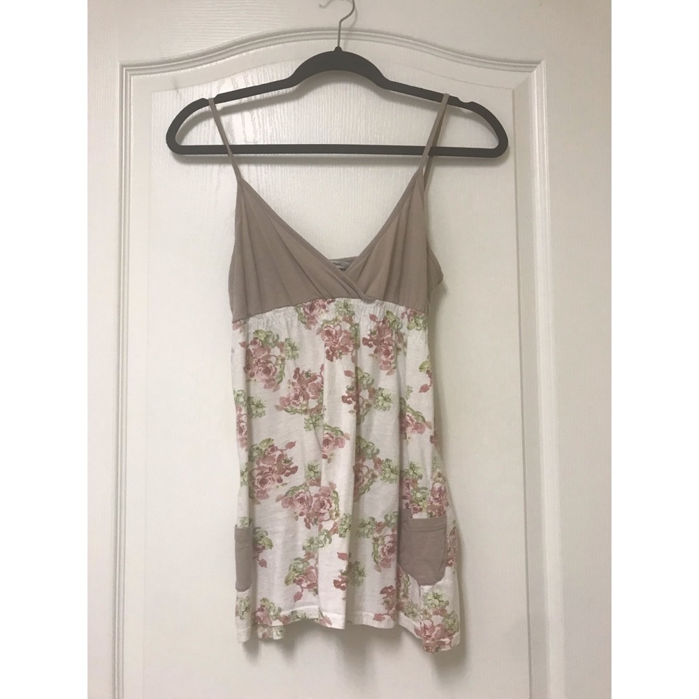 Floral top with 2 pockets.